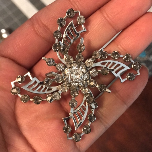 ✨ Host Pick ✨ Vintage silver tone rhinestone brooch ❤️ - Picture 6 of 6